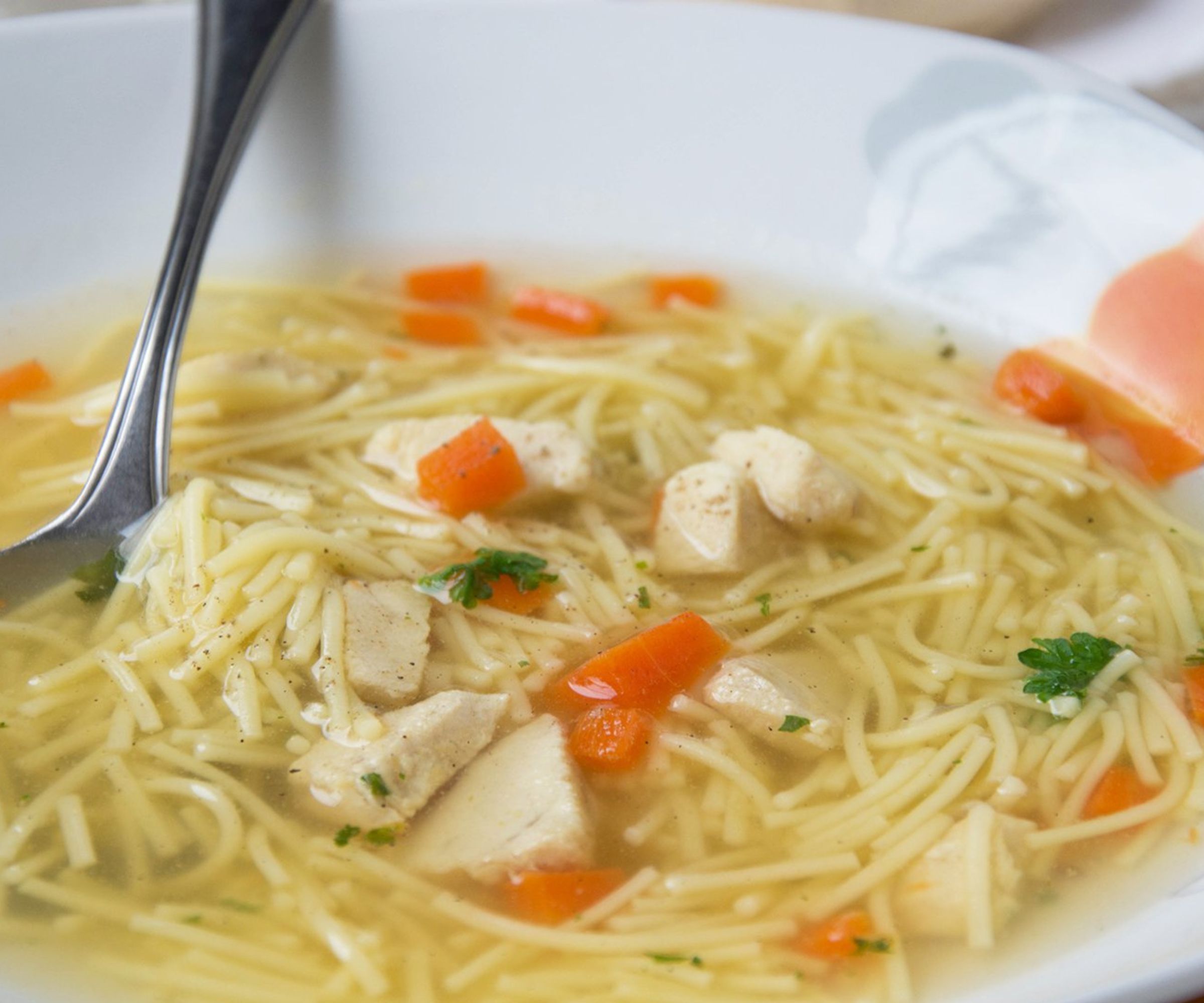 Die Kunst der Hühnersuppe: Ein zeitloses und heilendes Gericht