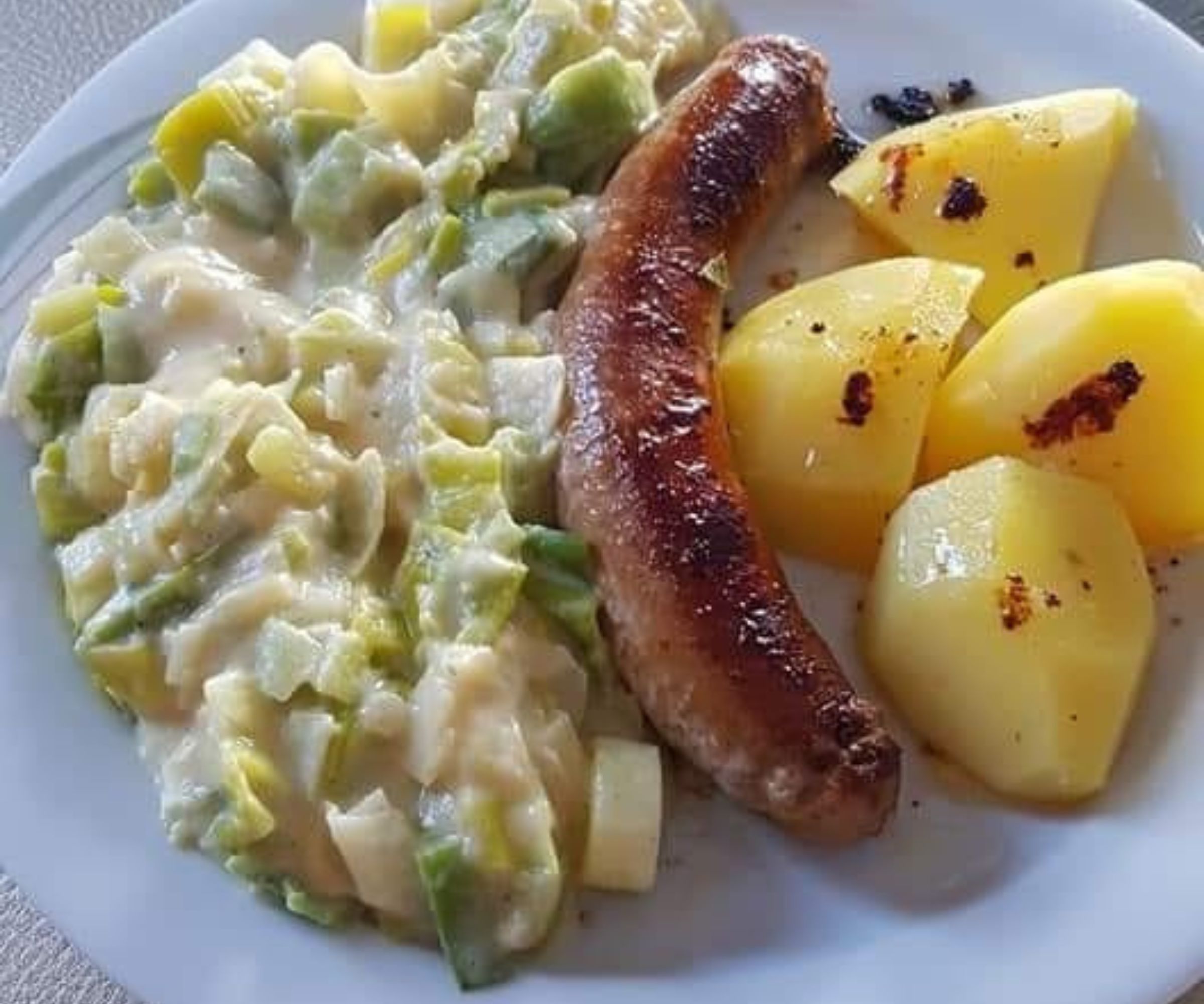 Die Kunst des Genusses: Bratwurst mit Porreegemüse und neuen Kartoffeln