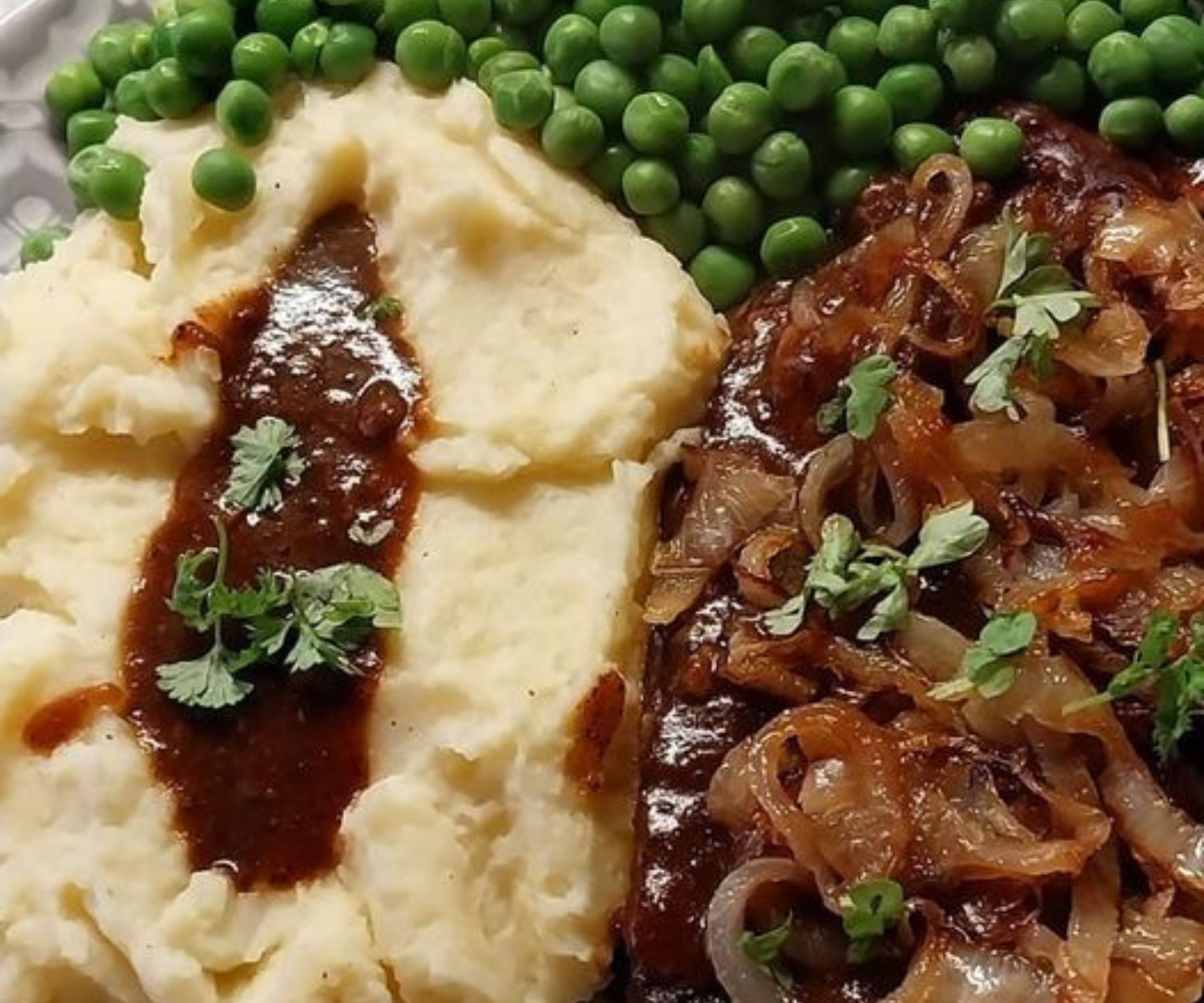 Die Perfekte Kombination: Schweineleber, Kartoffelbrei und Erbsen!