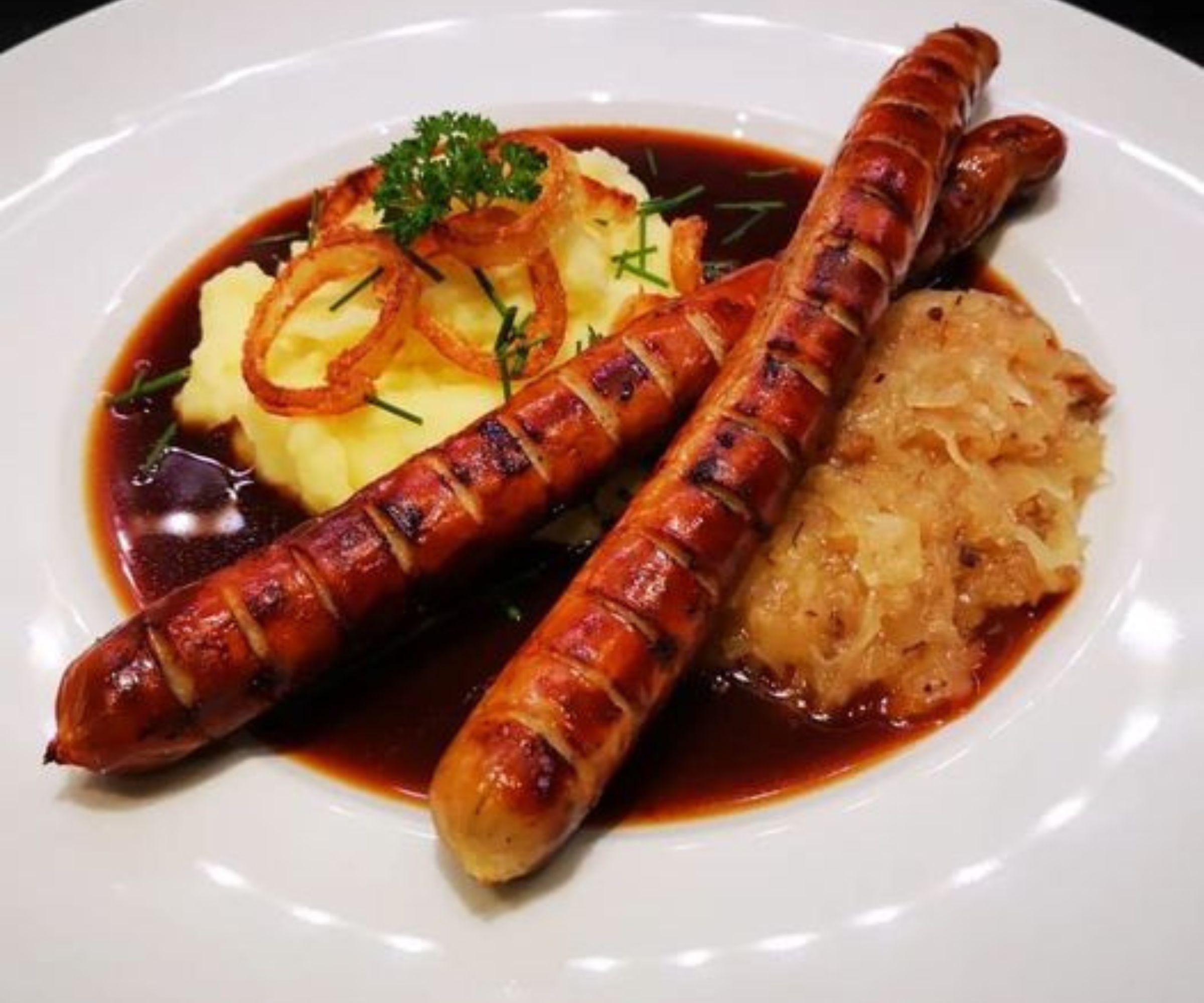 Die köstliche Tradition der Thüringer Bratwurst mit Kartoffelpüree und Sauerkraut