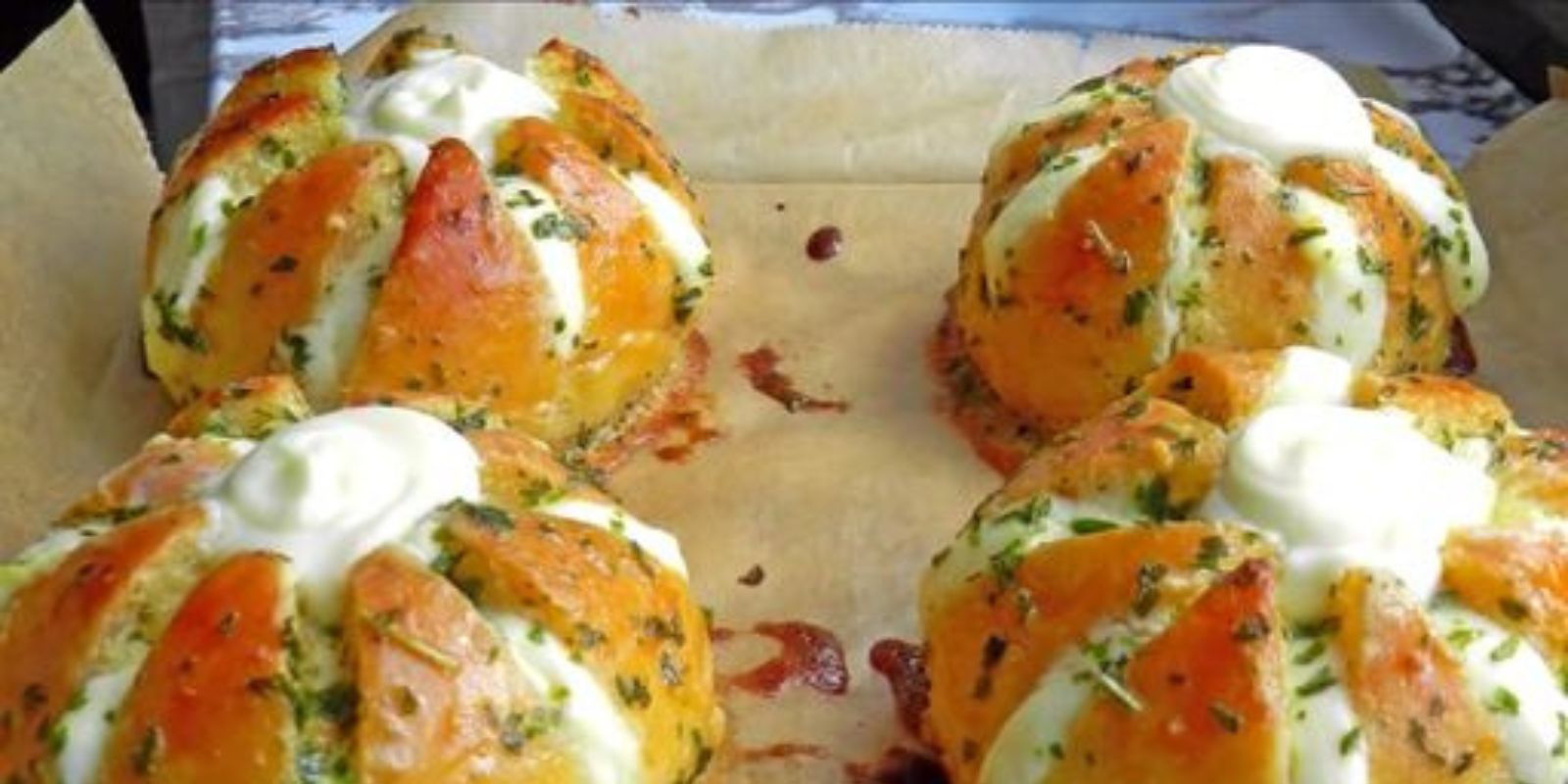 Diese cremigen Knoblauchbrotbrötchen sind einfach zuzubereiten und einzigartig. Es ist eine tolle Idee, sie heute auszuprobieren: Frischkäse-Knoblauchbrot