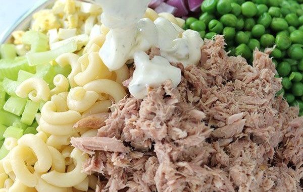 Dieser Thunfisch Nudelsalat hat’s in sich: vitaminreiches Gemüse, hochwertiges und leicht verdauliches Protein und ein locker leichtes Joghurt-Dressing