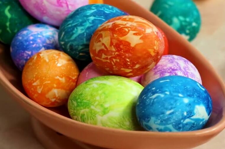EIER FÄRBEN MIT KREPPPAPIER: Die einfachste und schönste Färbetechnik!