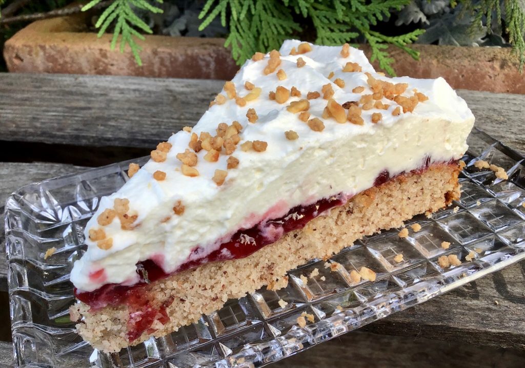 EINFACHER NUSSKUCHEN MIT PREISELBEEREN
