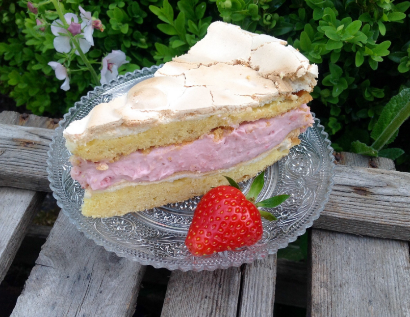 ERDBEERTORTE MIT BAISER