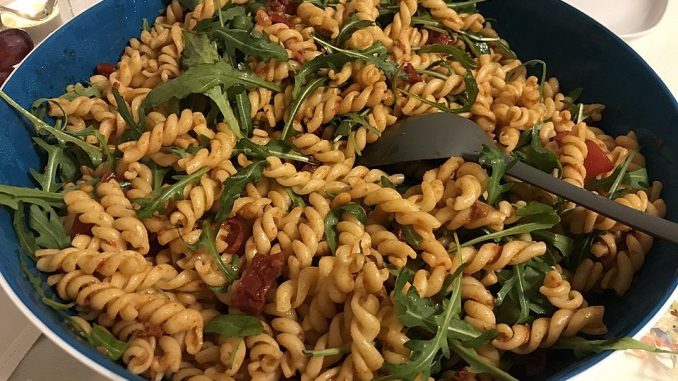 Eckis italienischer Nudelsalat mit Pesto
