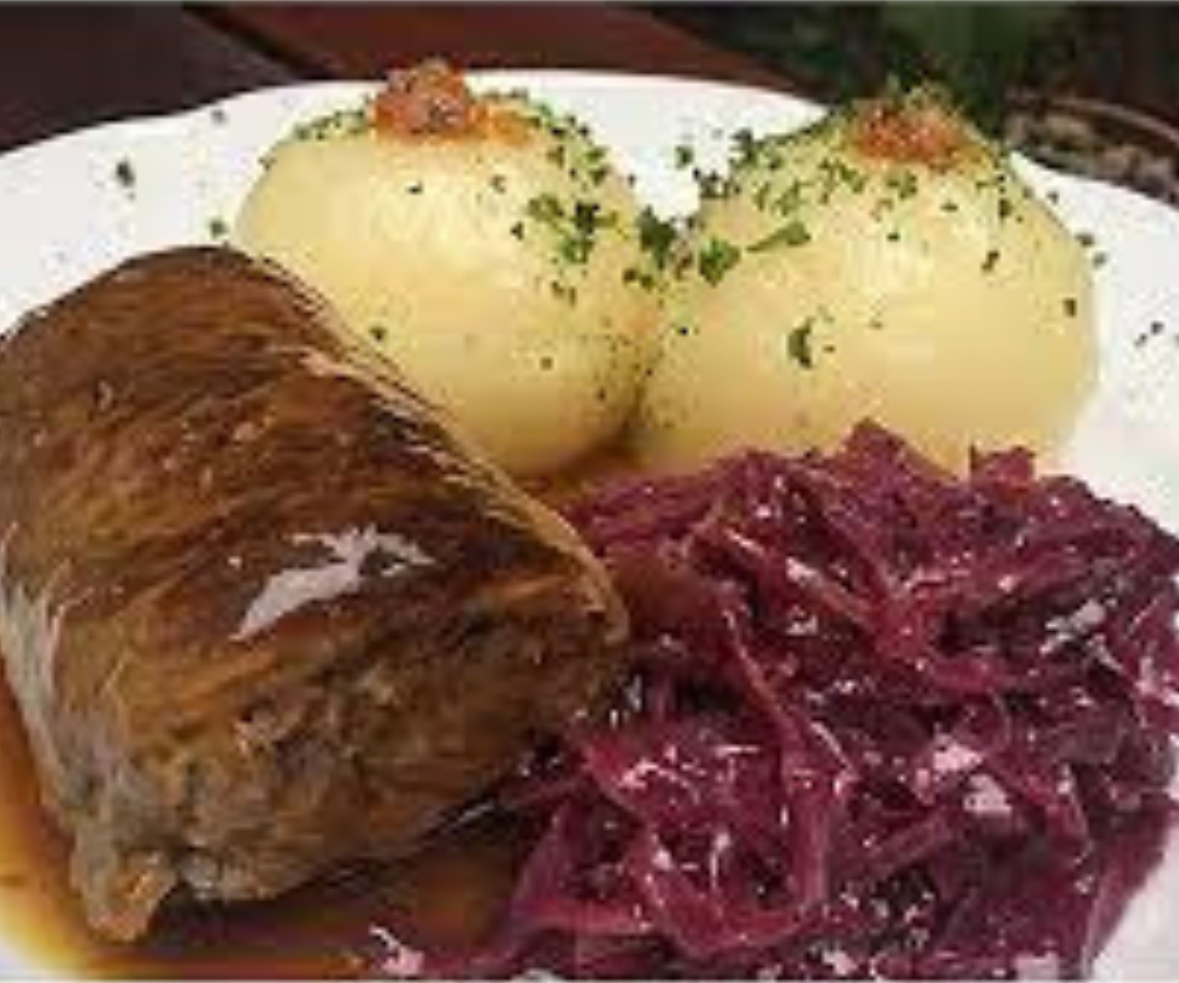Ein Festmahl der deutschen Küche: Rouladen mit Thüringer Klößen
