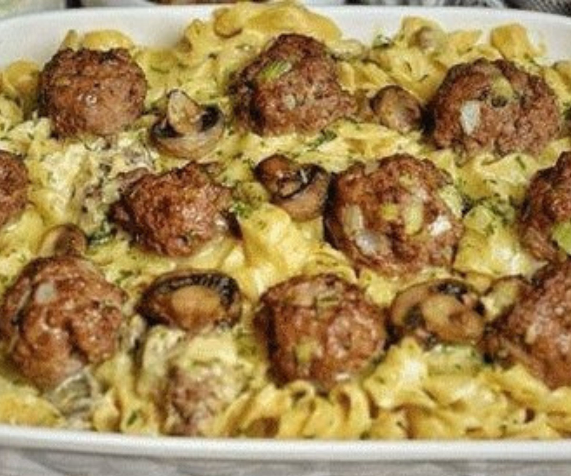 Ein Gaumenschmaus: Nudeln mit Pilzsoße und Hackbällchen