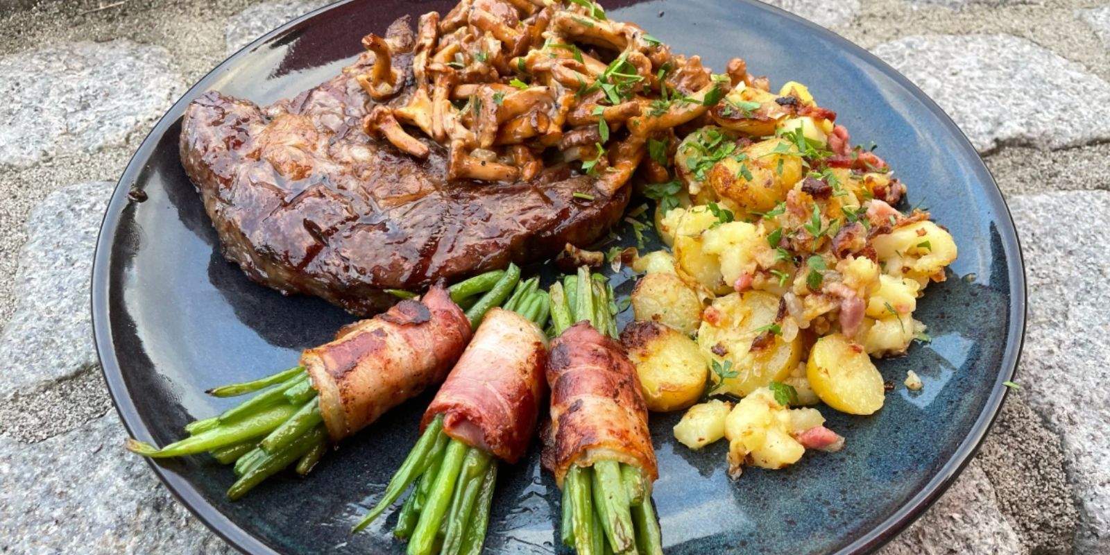 Ein Genuss für Feinschmecker: Steak mit Pfifferlingen und Bratkartoffeln