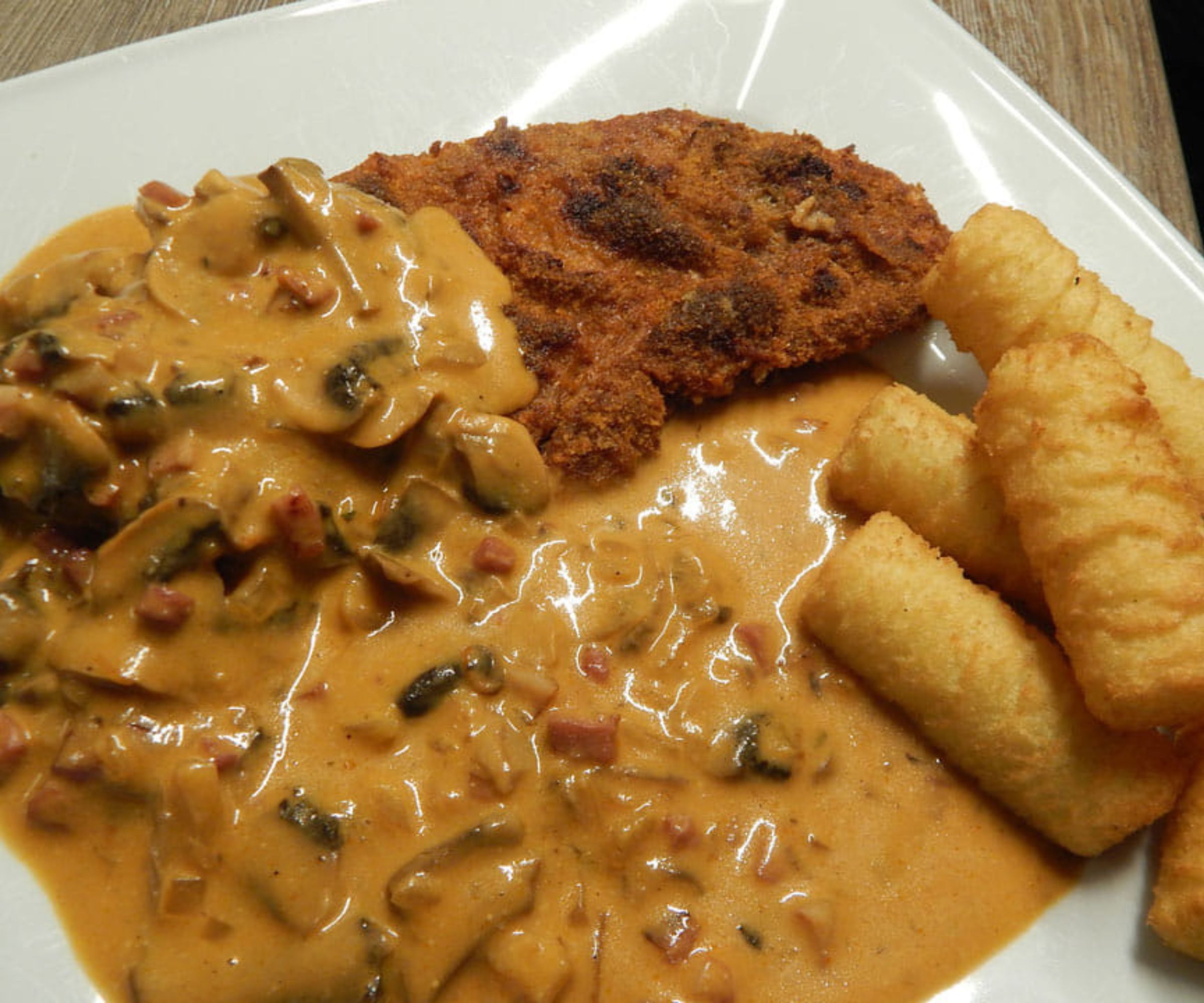 Ein Genuss für Fleischliebhaber: Jägerschnitzel mit cremiger Rahmsoße und aromatischer Pilzrahmsoße