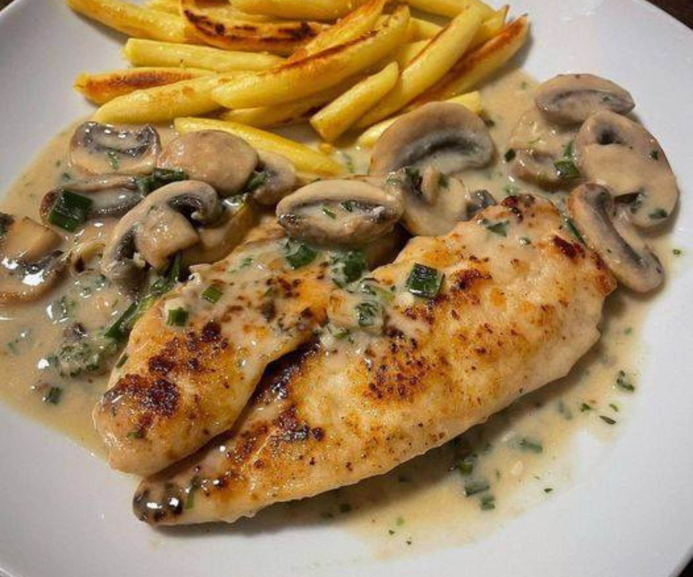 Ein Genuss für den Gaumen: Hühnersteaks in Champignon-Knoblauch-Sauce mit Gebratenen Schupfnudeln
