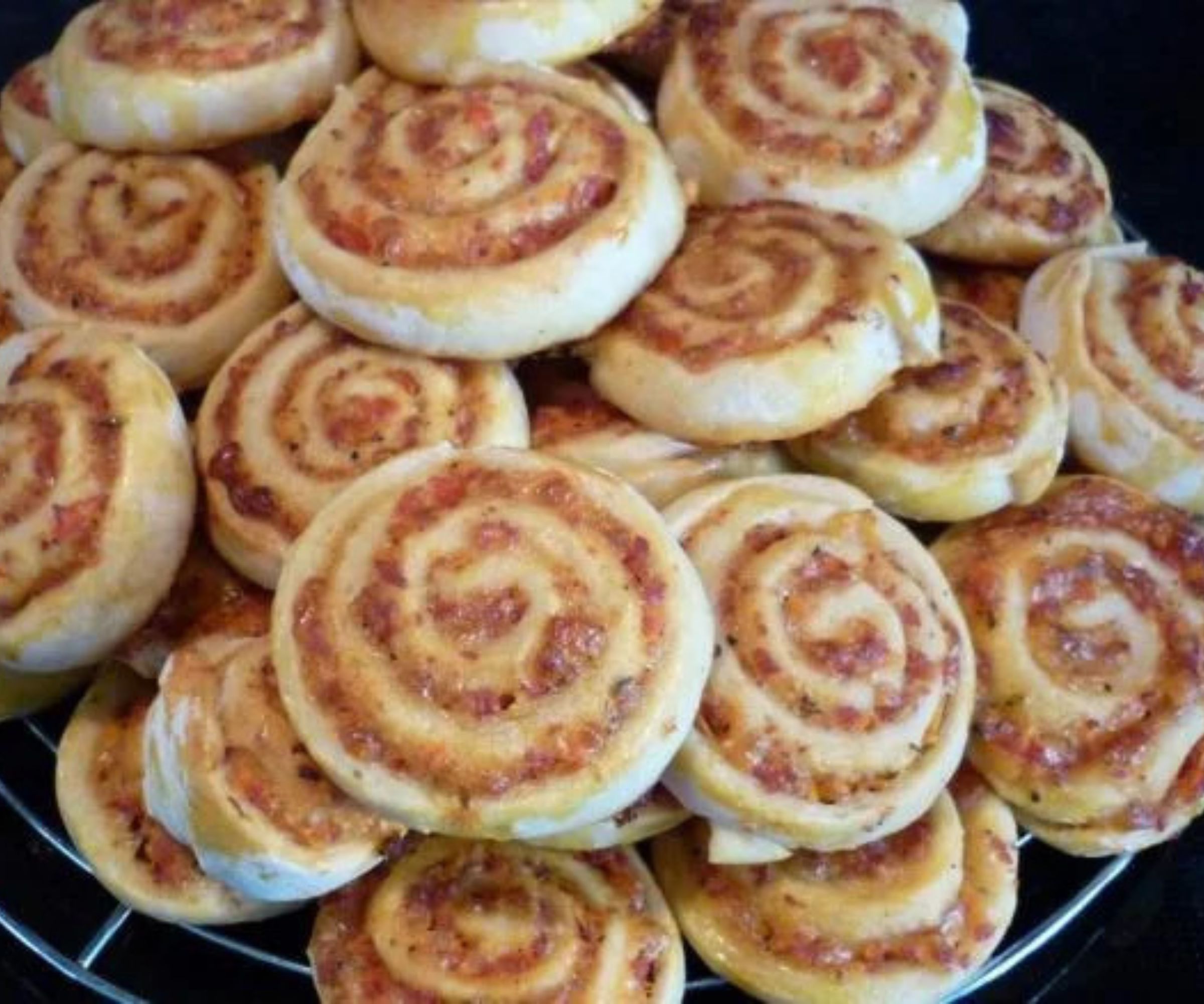 Ein Genuss in nur 10 Minuten: Teig eingerollt mit Hackfleisch im Ofen