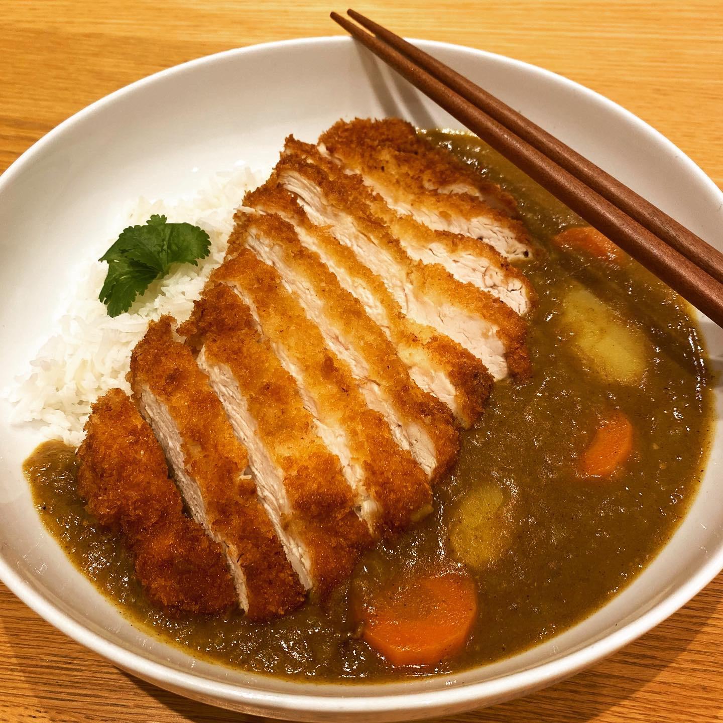 Ein Hauch von Fernost – Knuspriges Hähnchen-Katsu mit Curryreis