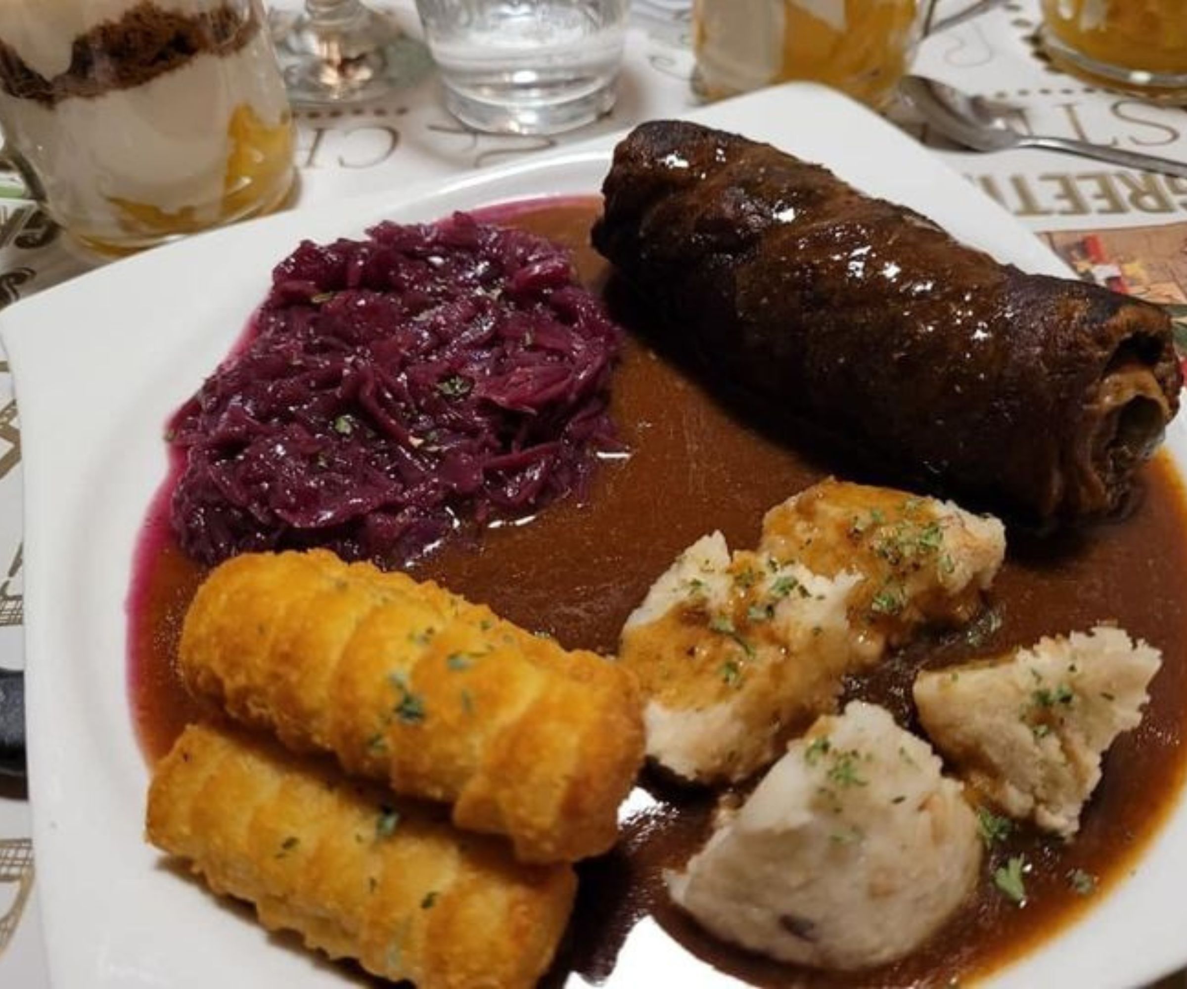 Ein Klassiker der deutschen Küche: Rinderrouladen mit Rotkraut und Semmelknödel