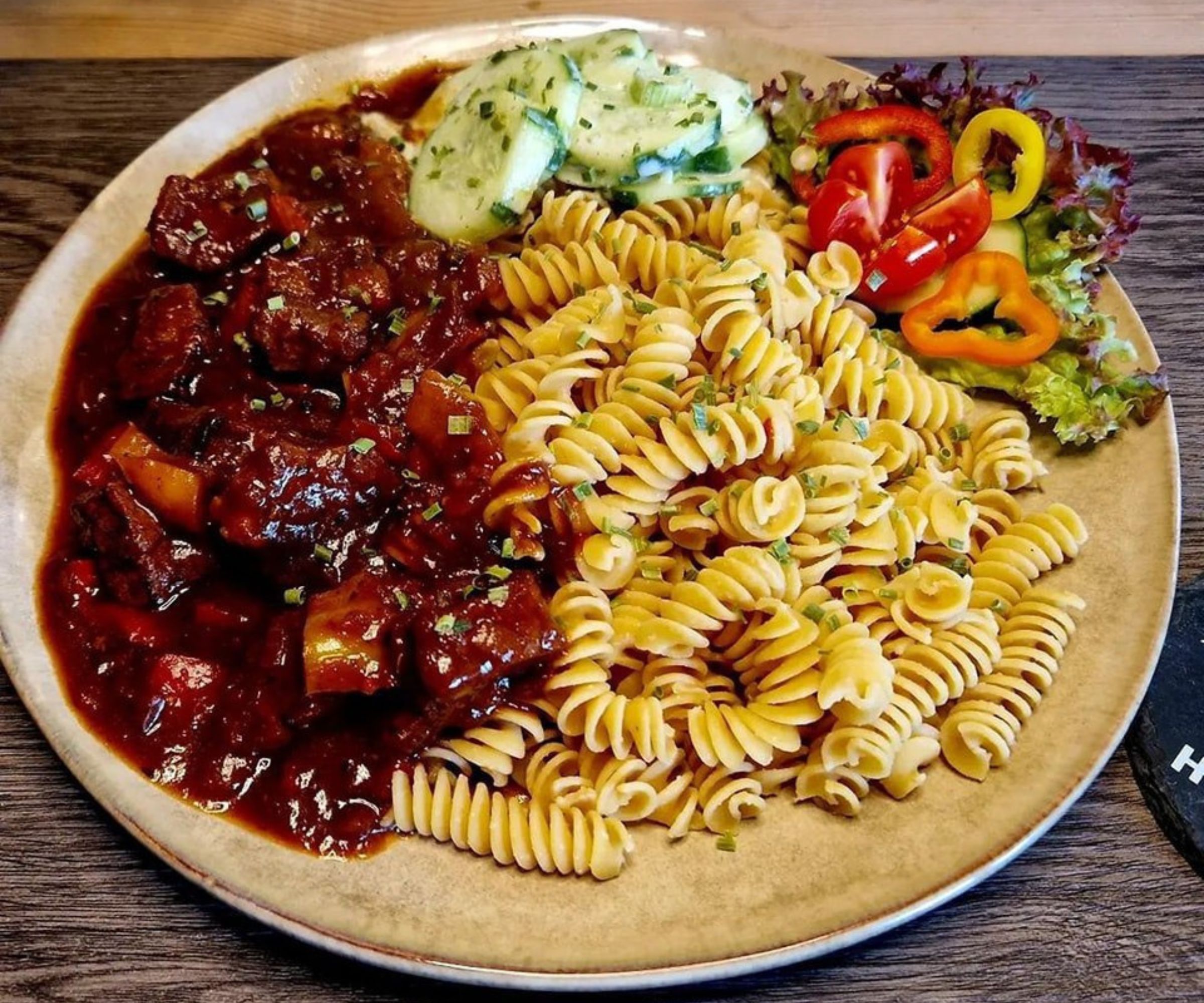 Ein herzhaftes Vergnügen: Gulasch mit Nudeln