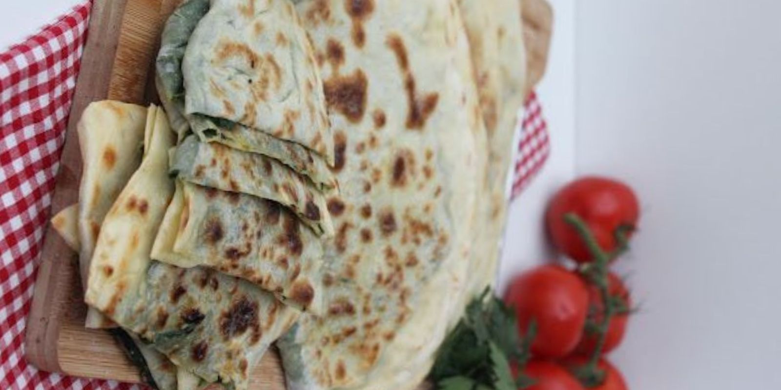 Eine Vielfalt an Türkischen Pfannkuchen mit Zwei Käsesorten – Ein Gaumenschmaus aus der Türkischen Küche!