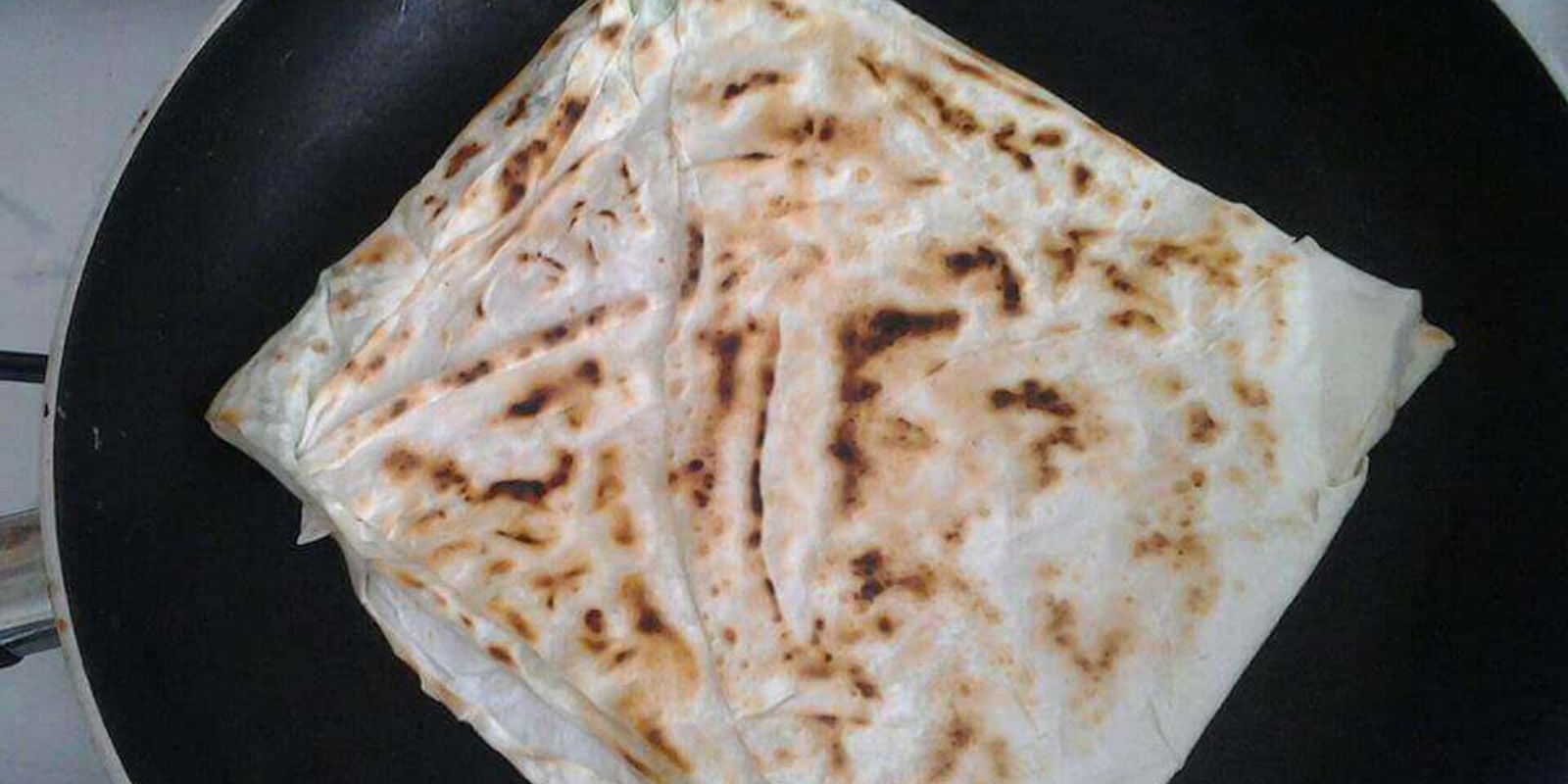 Eine Vielfalt an türkischen Pfannkuchen mit zwei Käsesorten