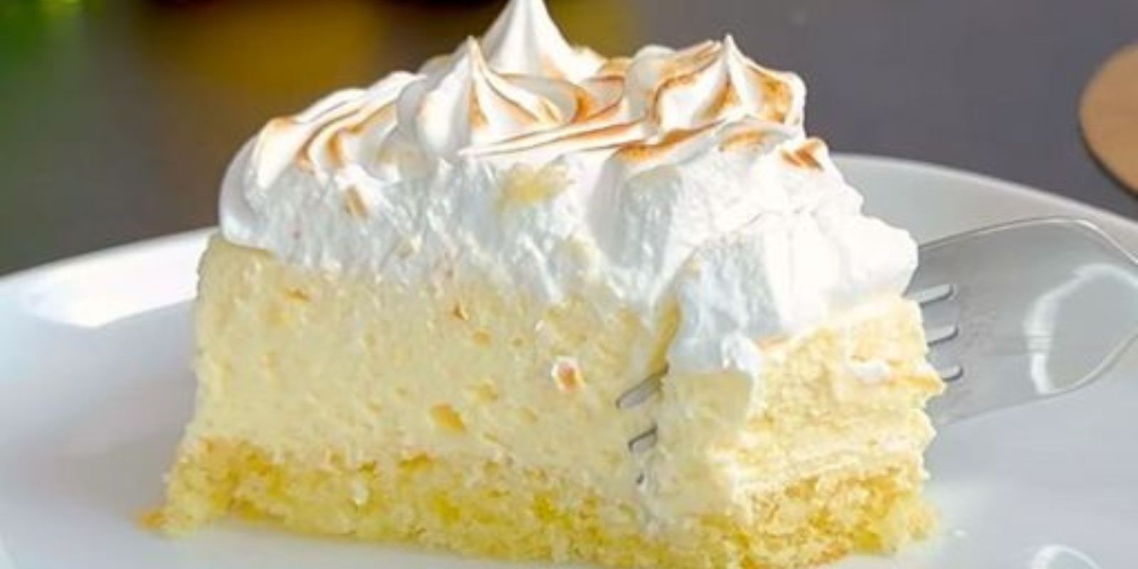 Eine weiche Basis mit einer duftenden Zitronencreme und bedeckt mit Baiser