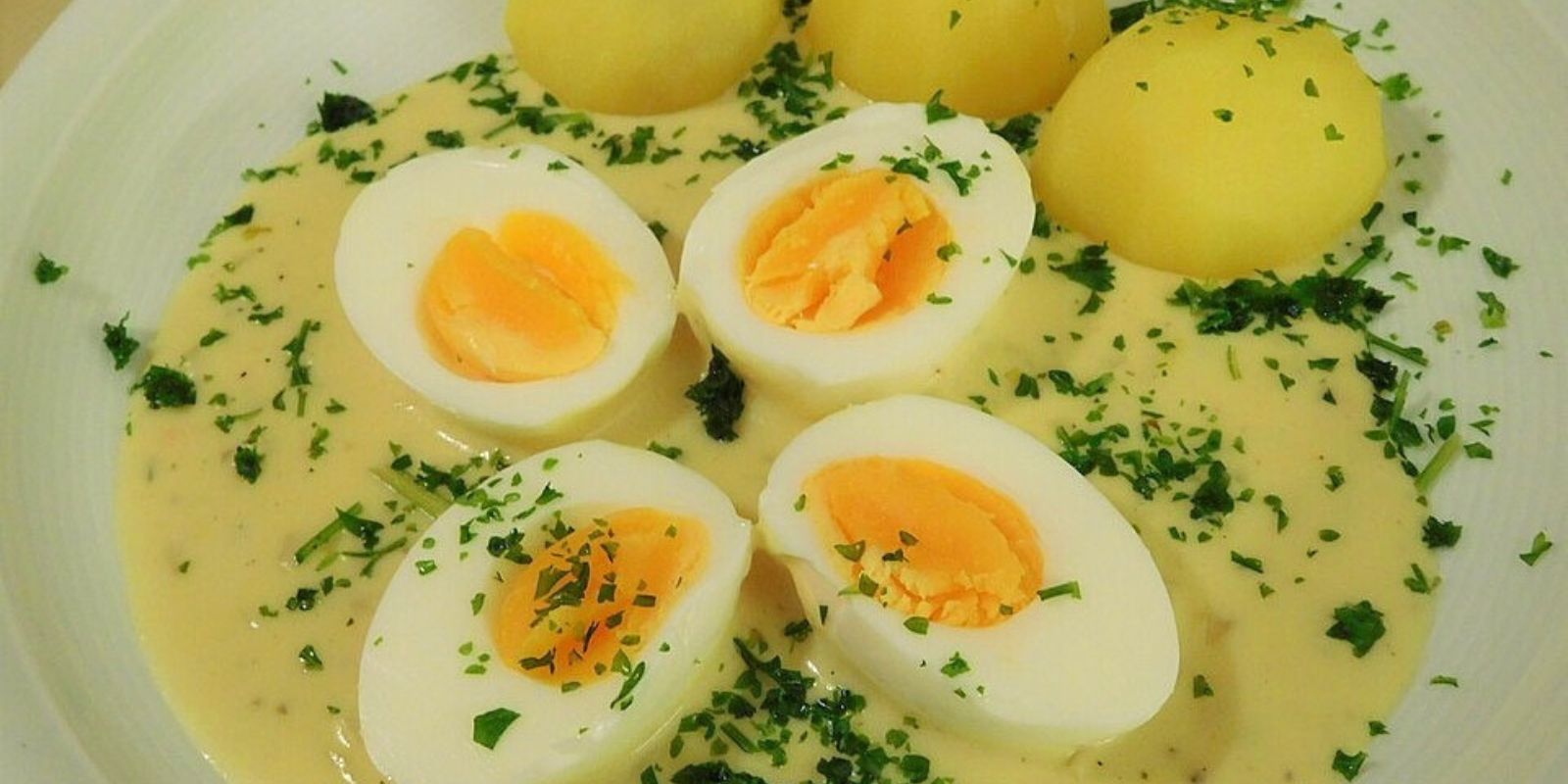 Einfach, Preiswert, Lecker: Eine Ode an das Genießen von Eiern in Senfsoße