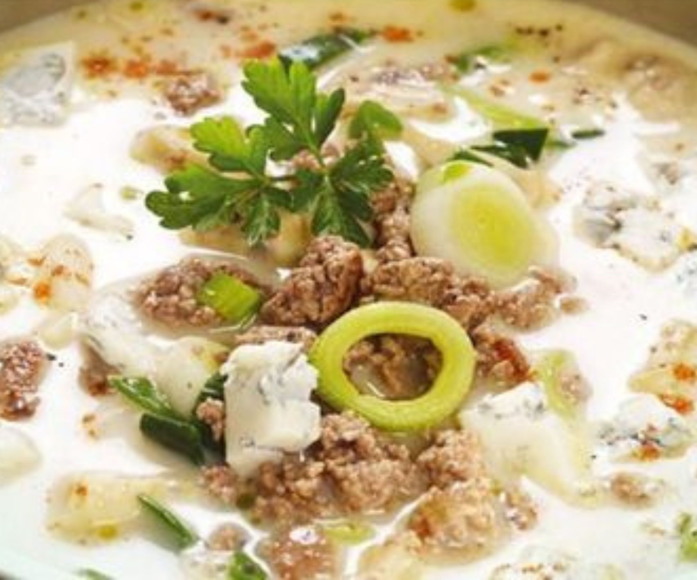 Einfach Schmakofatz: Lauch Hackfleisch Suppe in nur 30 Minuten fertig auf dem Tisch