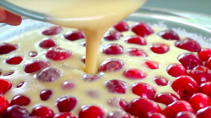 Einfach Teig über Kirschen gießen und dann bekommst du diese Kirschtorte die alles toppt!