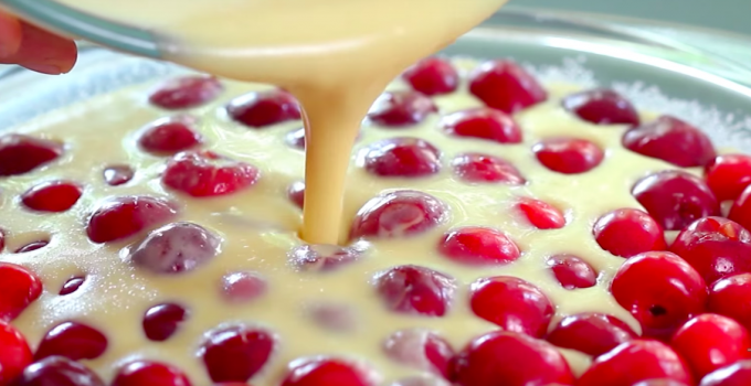 Einfach Teig über Kirschen gießen und dann bekommst du diese Kirschtorte die alles toppt!