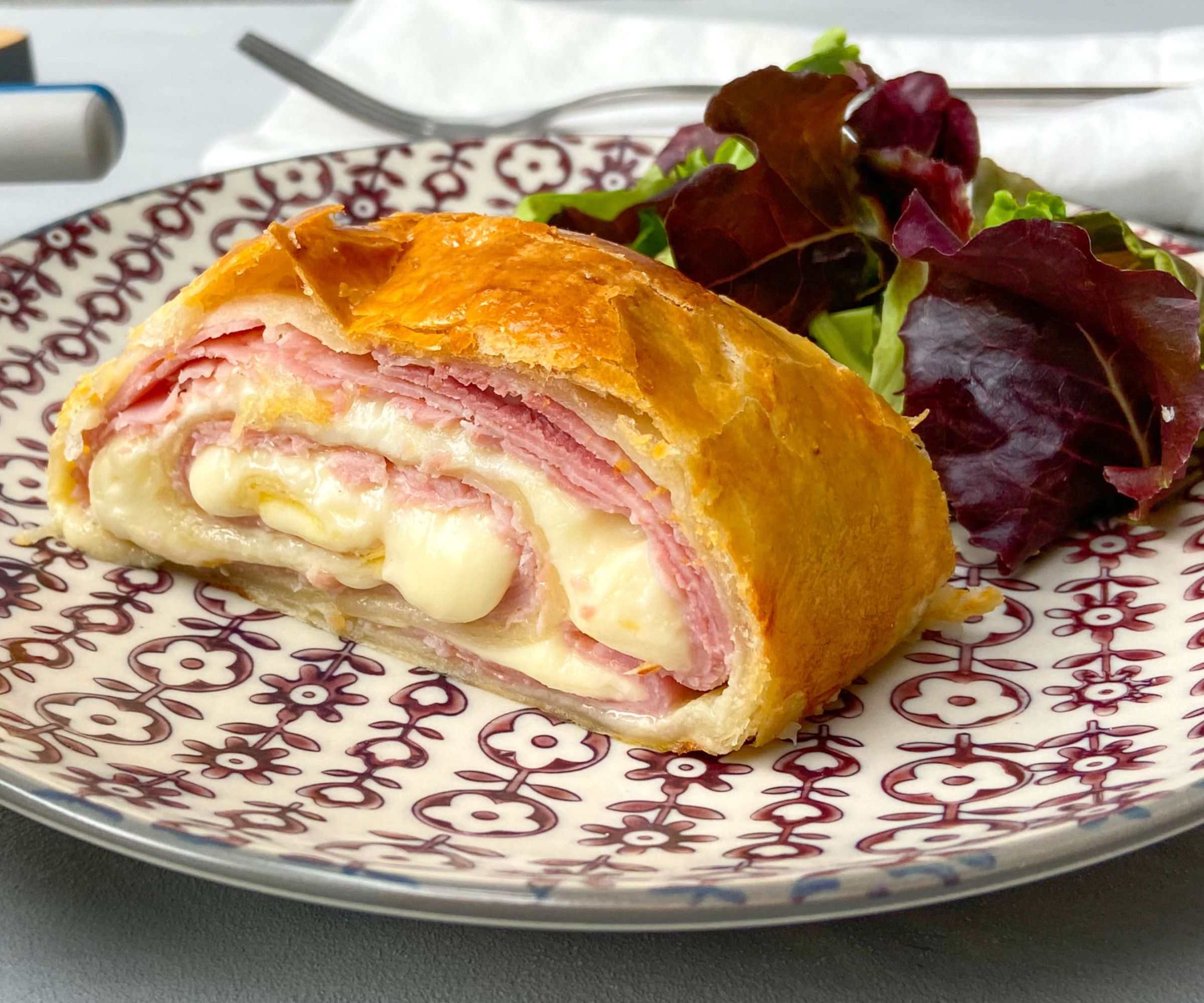 Einfach der Hammer! Blätterteigstrudel mit Schinken und Käse