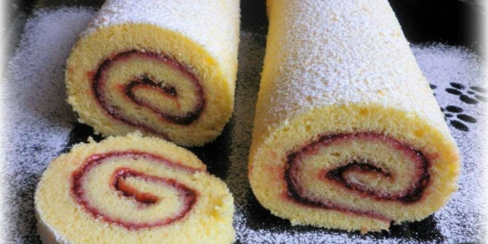 Einfache Biskuitrolle mit Himbeerkonfitüre