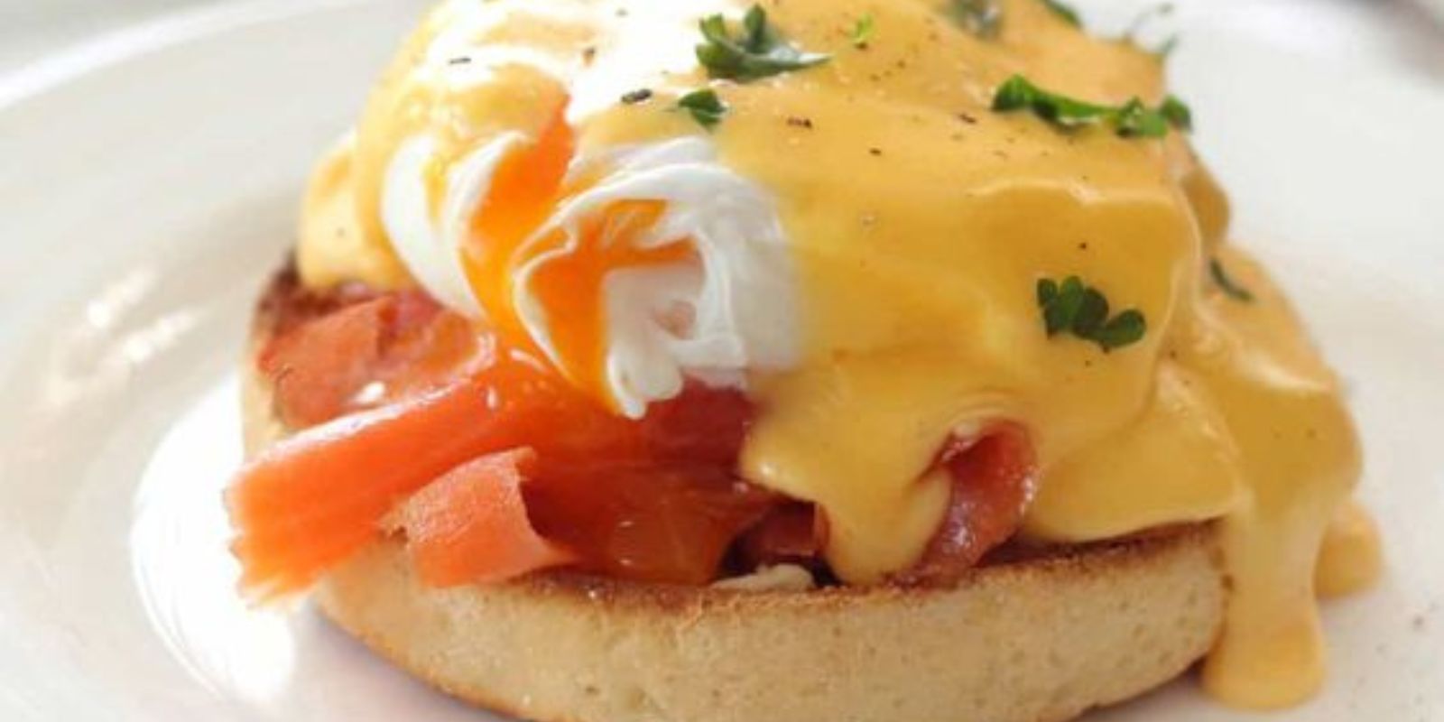 Einfache geräucherte Lachseier Benedict: Ein Genuss für den Gaumen