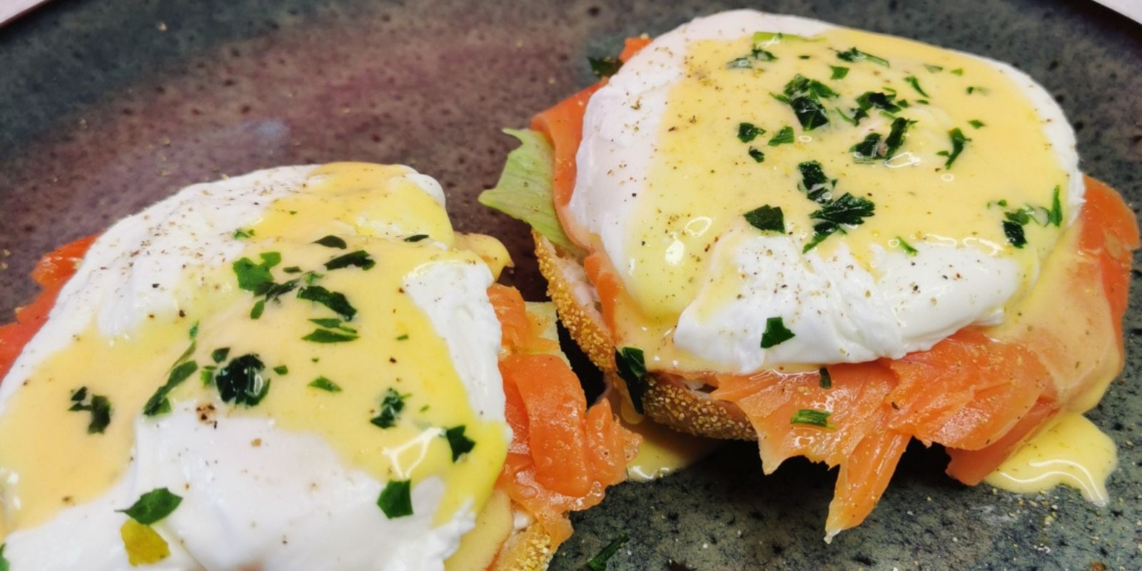 Einfache geräucherte Lachseier Benedict