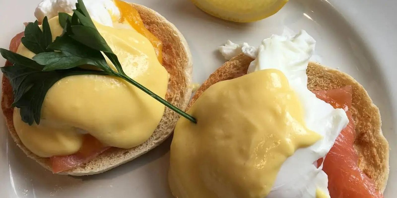 Einfache geräucherte Lachseier Benedict