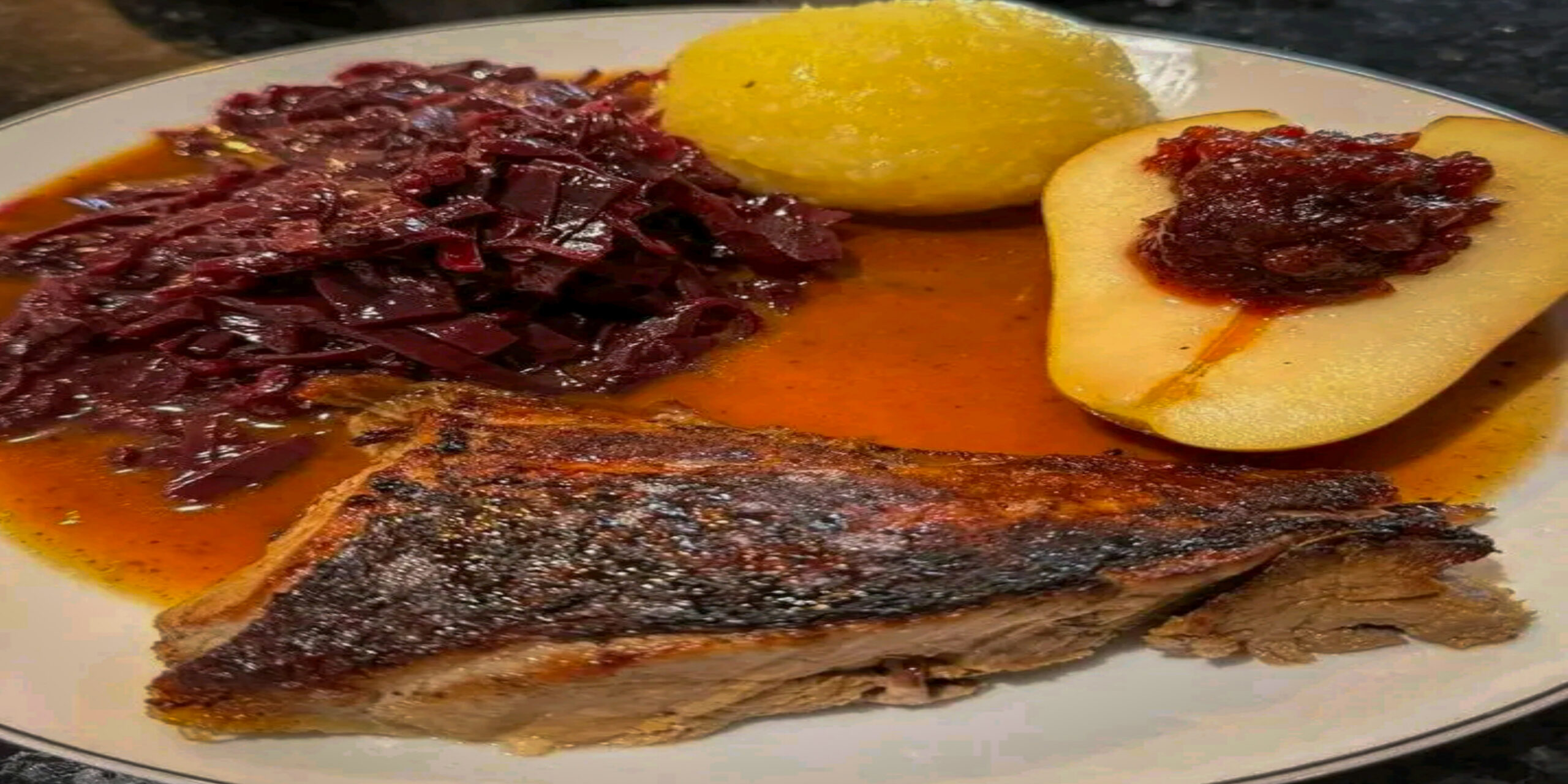 Ente mit Rotkohl, Klos und Birne mit Preiselbeeren
