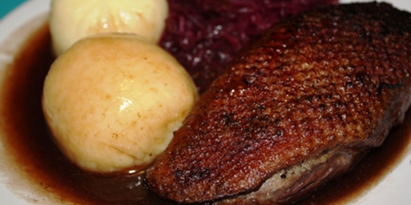 Entenbraten mit Apfelrotkohl und Kartoffelknöde