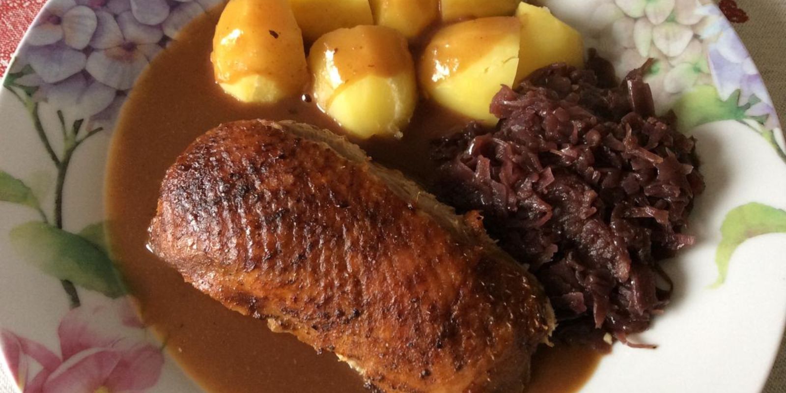 Entenbraten mit Apfelrotkohl und Kartoffelknödel