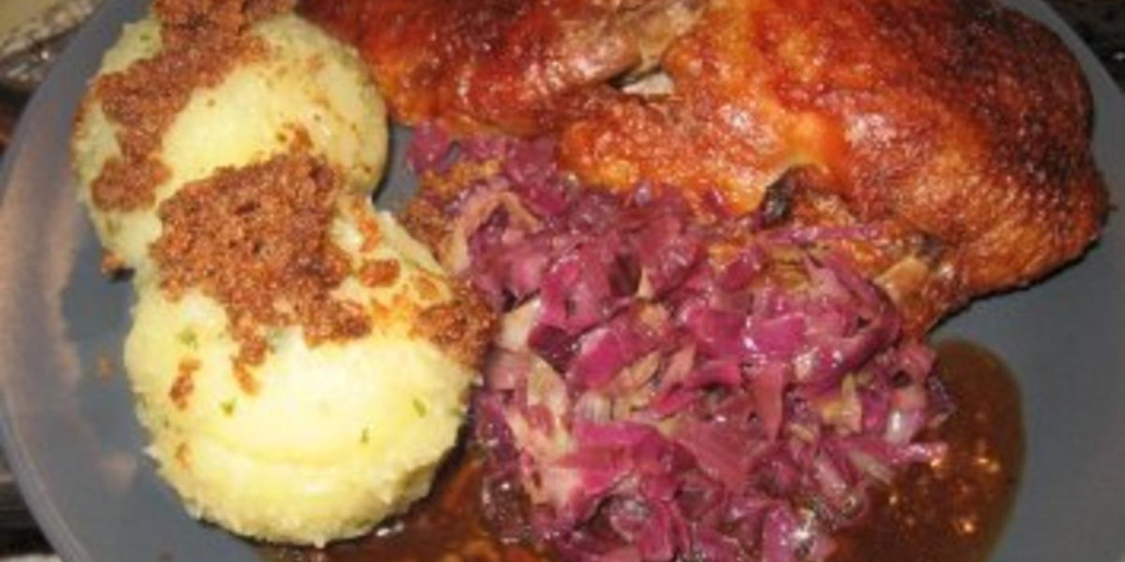 Entenbraten mit Apfelrotkohl und Kartoffelknödel