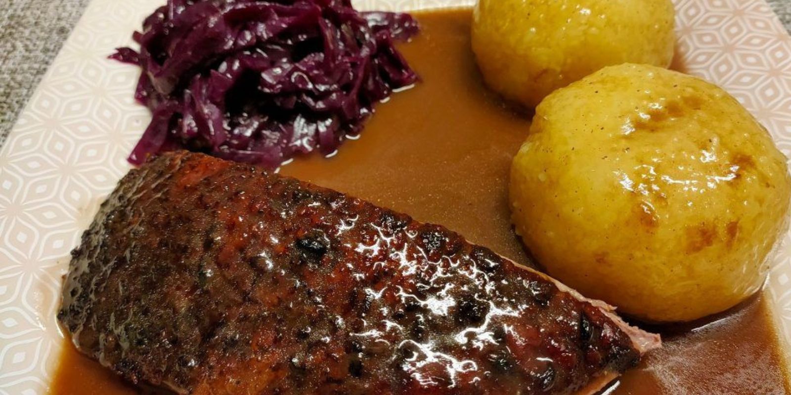 Entenbraten mit Apfelrotkohl und Kartoffelknödel
