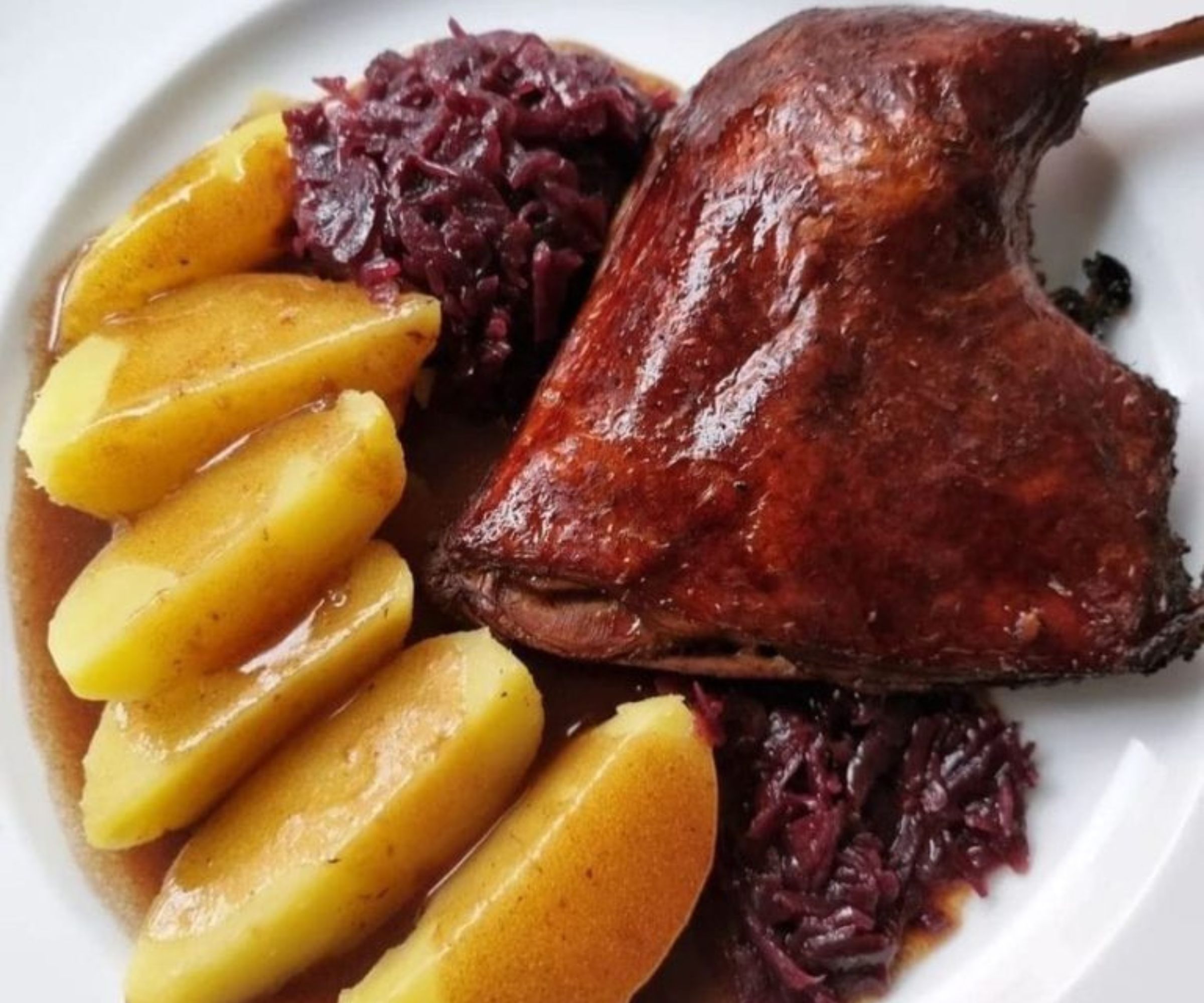 Entenkeule mit Rotkohl und Kartoffeln: Ein herbstliches Genusserlebnis