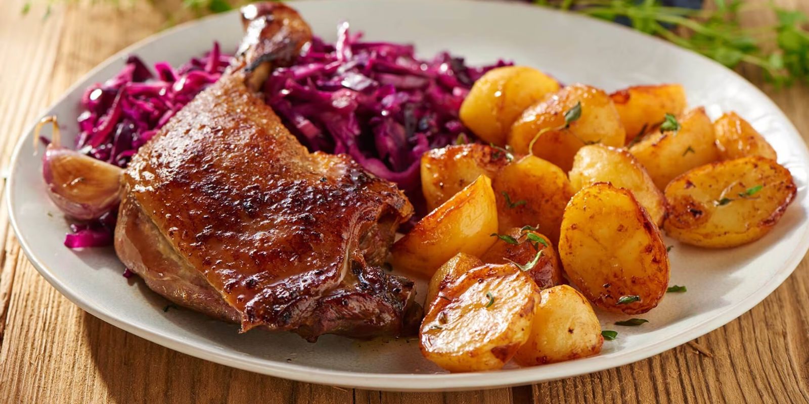 Entenkeule mit Rotkohl und Kartoffeln