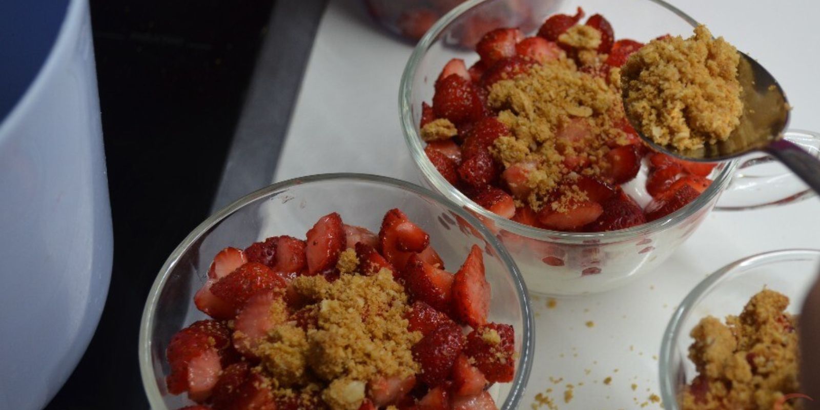 Erdbeer-Dessert im Glas mit Quark