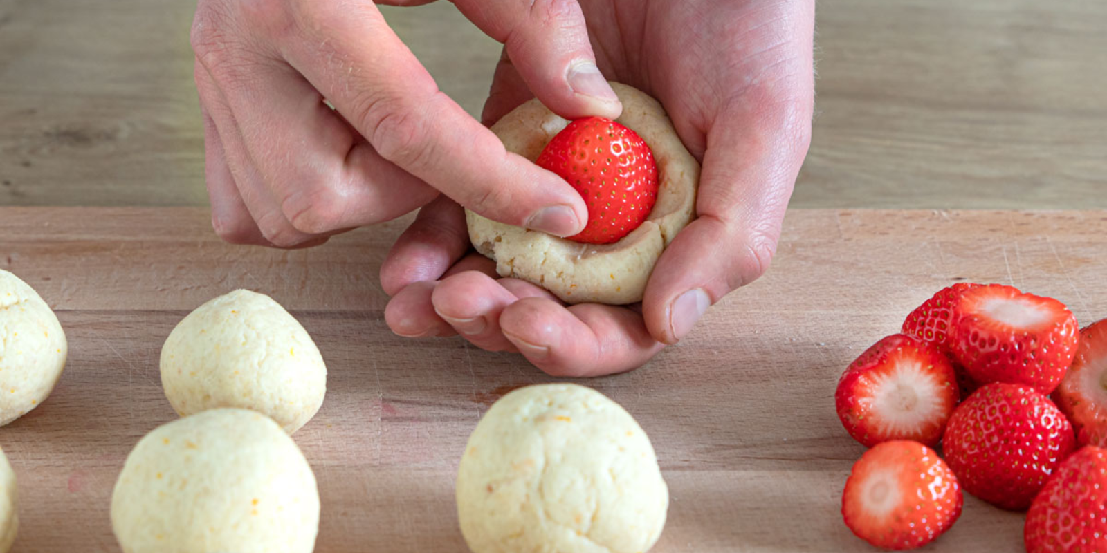 Erdbeerknödel mit Quarkteig, mit saurer Sahne serviert