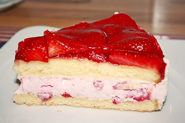 Erdbeertorte (diese Torte kann natürlich auch mit anderen Beeren hergestellt werden)