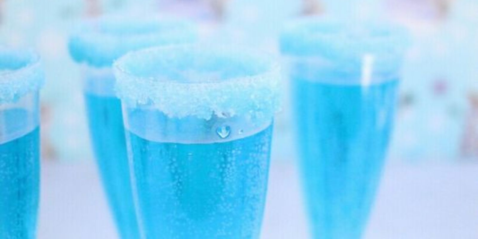 Erfrischender Eiskönigin Cocktail mit nur 3 Zutaten – Ein Sommertraum in der Glaskaraffe
