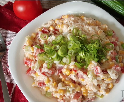 Erfrischender Reissalat mit Gemüse und griechischem Joghurt