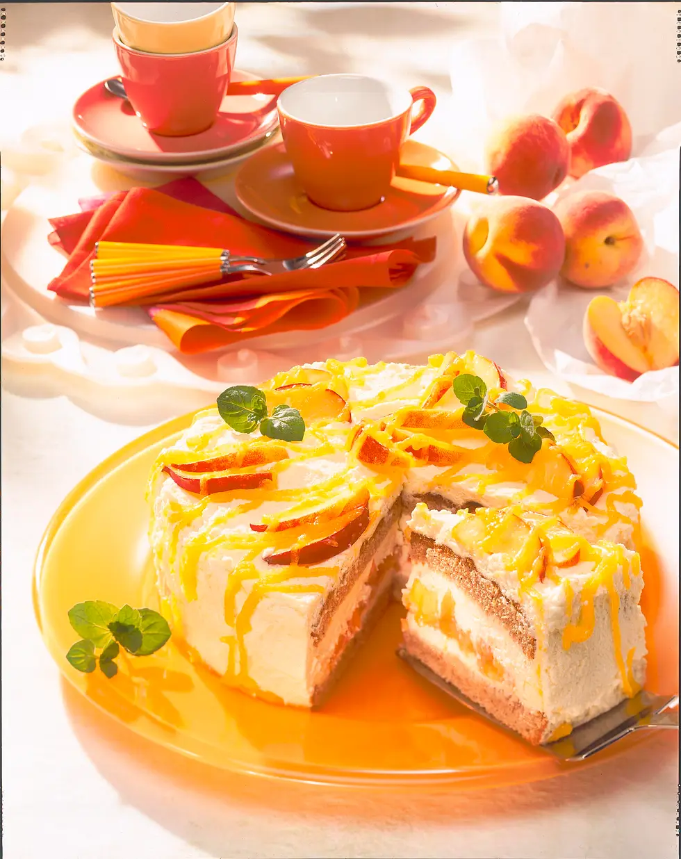 Feine Pfirsich-Cremetorte