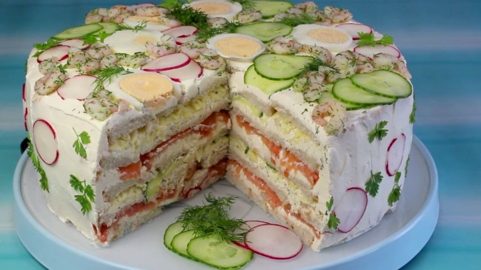 Festliche Sandwichtorte mit Lachs und Frischkäse