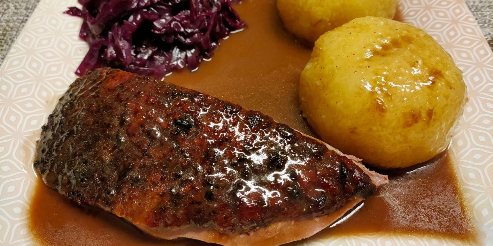 Festlicher Entenbraten mit Apfelrotkohl und Kartoffelknödel