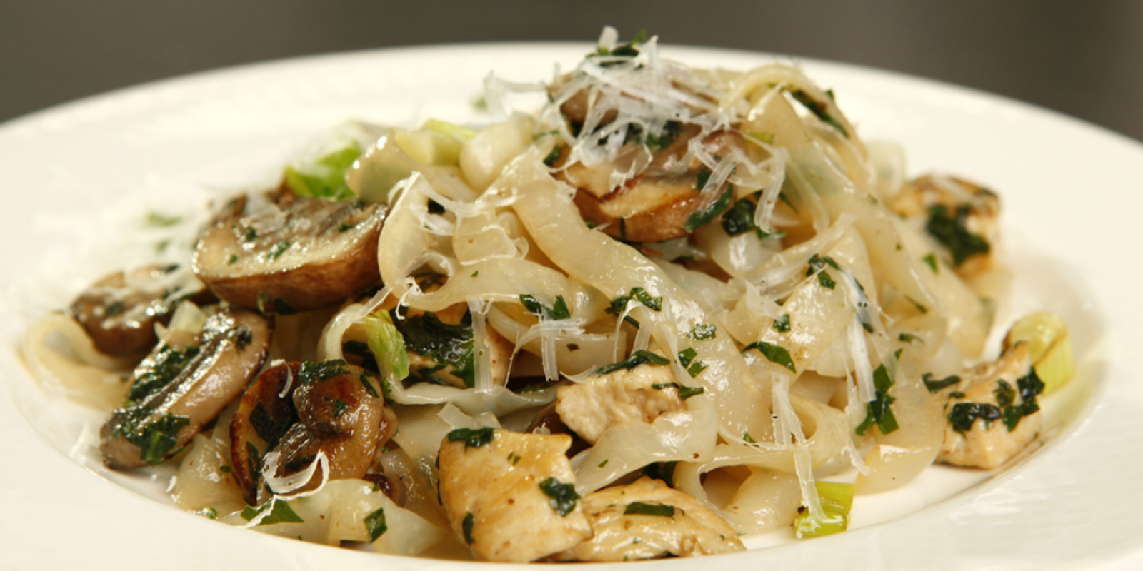Fettuccine mit Hähnchenbrust und Pilzen