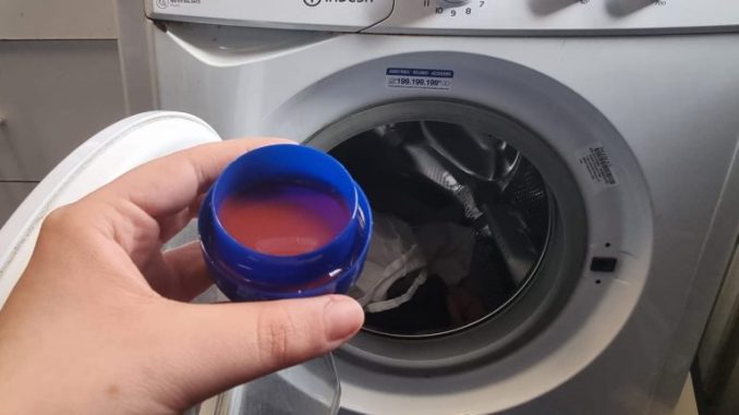 Fügen Sie es vor dem Waschen hinzu, es parfümiert sofort alle Kleidungsstücke in der Waschmaschine