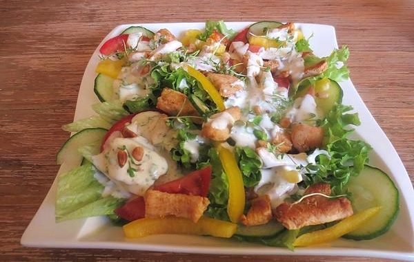 Fitness-Salat mit Hähnchen (kalorienarm und eiweißreich)