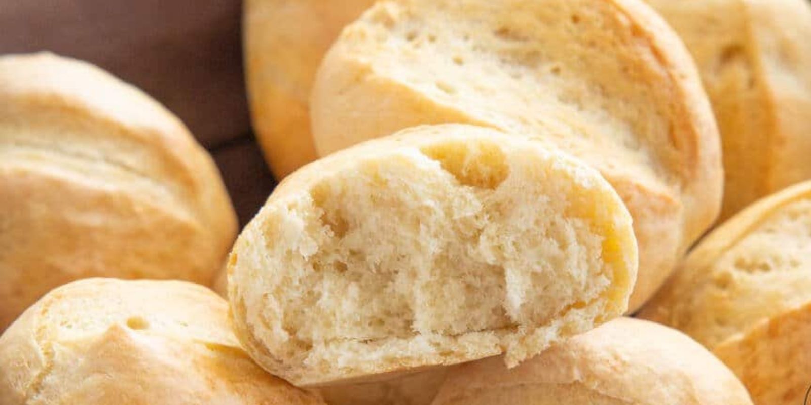 Flauschige Brötchen, die einfach und mit wenigen Zutaten zubereitet werden können